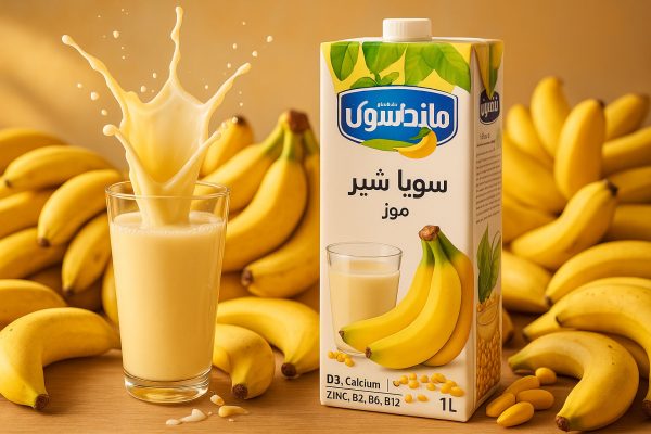 کس تبلیغاتی سویا شیر موز مانداسون ۱ لیتری؛ لیوان با افکت اسپلش و زمینه پر از موز تازه