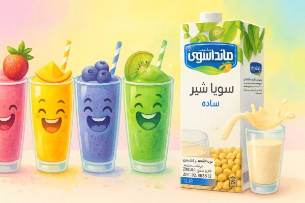 چهار اسموتی میوه‌ای خندان با نی، کنار بسته‌بندی سویا شیر ساده مانداسوی و لیوان شیرسویا در پس‌زمینه شاد و رنگی