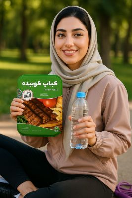 کباب کوبیده گیاهی چیمن در دست زن ایرانی در فضای باز