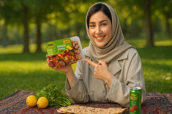صویر تبلیغاتی زن ایرانی با حجاب در پیک‌نیک، در حال معرفی بسته کباب گیاهی ماهنام همراه با سبزی تازه، لیمو، نان سنگک و نوشیدنی وگان در فضای پارک سبز.