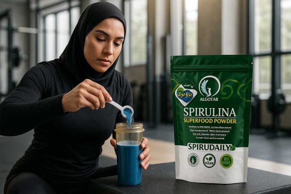 دختر با حجاب ورزشکار در حال آماده کردن اسموتی با جلبک اسپیرولینا آلگو تب با طعم بلوبری