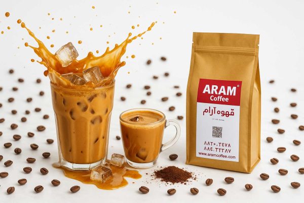 اسپلش نوشیدنی آیس از قهوه ترک آرام با دانه‌های قهوه و بسته‌بندی محصول در پس‌زمینه سفید