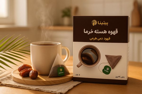 عکس تبلیغاتی قهوه هسته خرما پپتینا؛ فنجان بخارآلود کنار جعبه و کیسه هرمی، نور گرم طبیعی