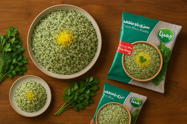 نمای بالایی از میز چوبی مدرن با بشقاب بزرگ سبزی پلو، بشقاب سرو شده و بسته سبزی پلو منجمد پمینا