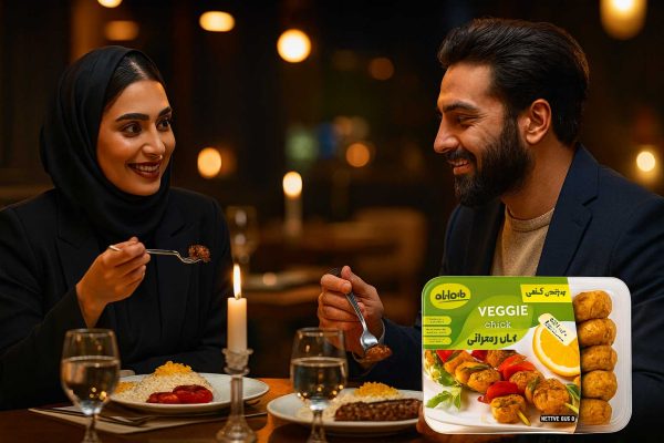 زن و شوهر باحجاب و شیک در رستوران مدرن شبانه در حال خوردن چلوکباب چنجه گیاهی ماهانام با برنج و گوجه کبابی