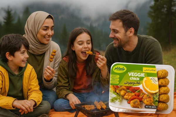 خانواده چهار نفره در طبیعت سرد و مه‌آلود در حال پخت کباب زعفرانی گیاهی ماهانام روی آتش