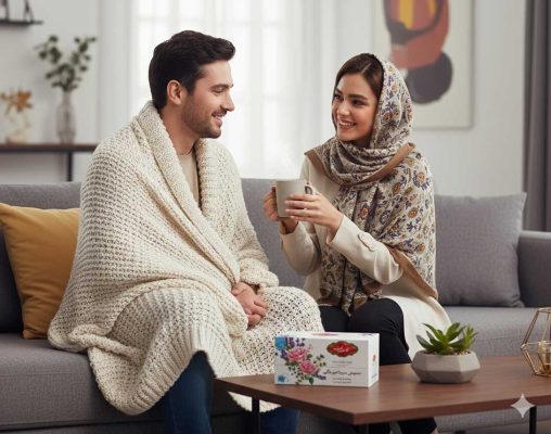 زن و شوهر روی مبل نشسته اند و ز ن به مرد دمنوش سرماخوردگی گلستان می دهد