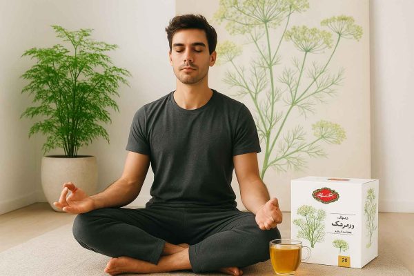 پسر در حال مدیتیشن با فنجان دمنوش رازیانه گلستان