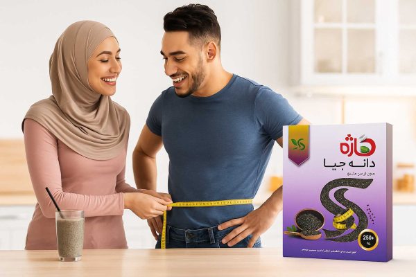 زن باحجاب در حال متر گرفتن دور کمر همسرش همراه با بسته دانه چیا هاژه و لیوان نوشیدنی دانه چیا روی میز