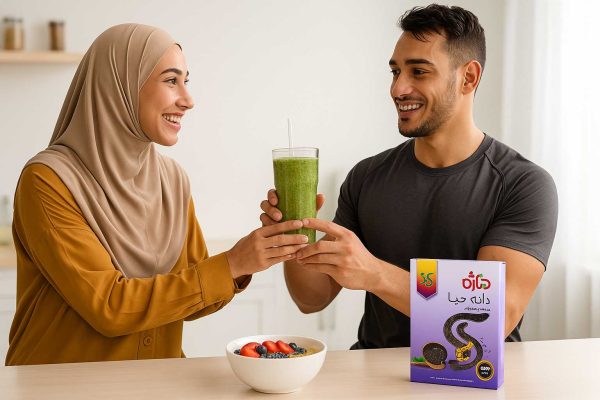 زن باحجاب در حال دادن اسموتی دانه چیا به همسر ورزشکارش همراه با بسته دانه چیا هاژه و کاسه اوتمیل روی میز