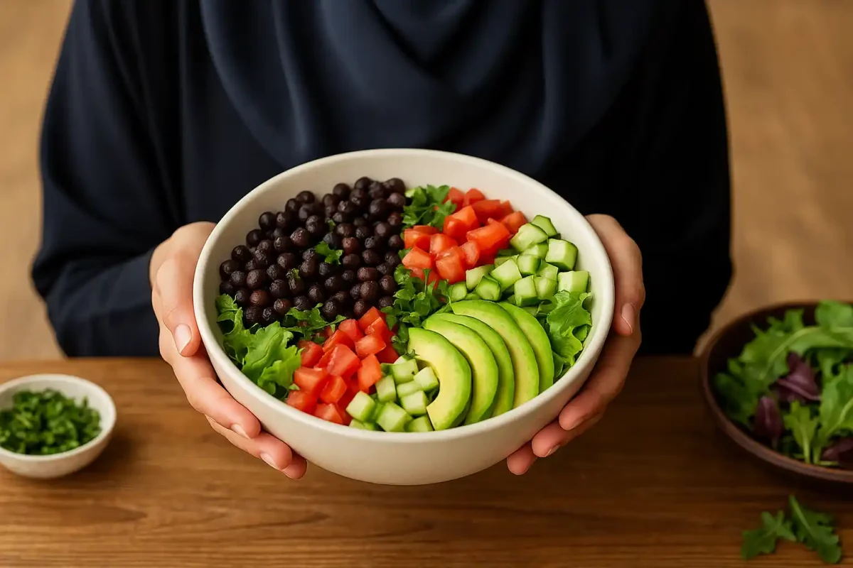 تصویر از زن باحجاب که کاسه‌ای از سالاد رنگارنگ شامل نخود سیاه پخته، آووکادو، خیار، گوجه‌فرنگی و سبزیجات تازه را در دست دارد؛ با نور طبیعی، حس تغذیه سالم و سبک زندگی مدرن، مناسب بخش روش مصرف مدرن در مقاله سورن فودز