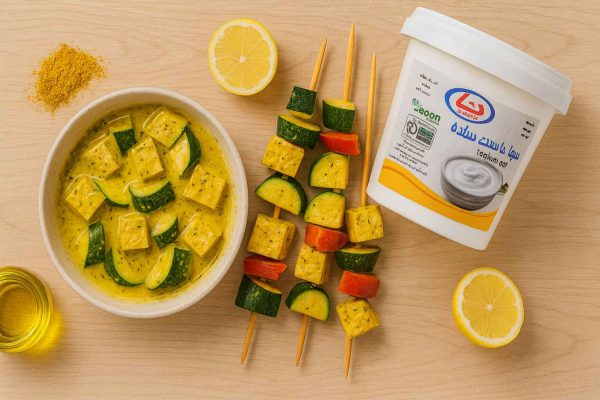 دیپ ماستی وگان با ماست سویا ساده دنیا، سیر خردشده، شوید و لیموترش کنار سبزیجات و فلافل؛ نمای از بالا روی میز