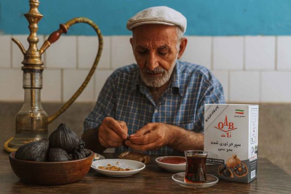 پیرمرد ایرانی در قهوه‌خانه سنتی در حال پوست کندن سیر سیاه OAB همراه با چای، قلیان و بسته‌بندی محصول