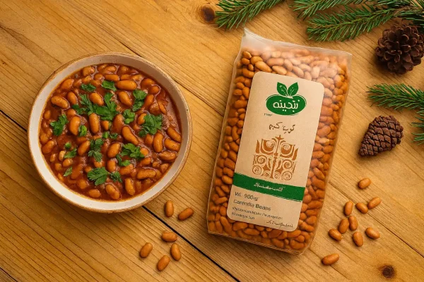 تصویر از بالا از خوراک لوبیا کرم ارگانیک آبگینه روی میز چوب کاج همراه با بسته محصول و میوه کاج