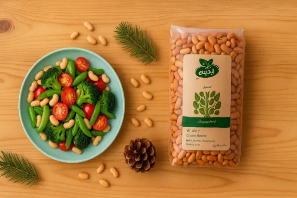 تصویر از بالا از خوراک رژیمی لوبیا کرم ارگانیک آبگینه برای ورزشکاران روی میز چوب کاج همراه با بسته محصول و میوه کاج