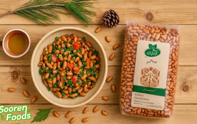 تصویر از بالا از سالاد گرم لوبیا کرم ارگانیک آبگینه با روغن زیتون و لیمو روی میز چوب کاج