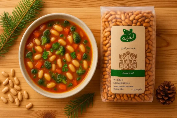 تصویر از بالا از سوپ سبزیجات و لوبیا کرم ارگانیک آبگینه روی میز چوب کاج همراه با بسته محصول و میوه کاج