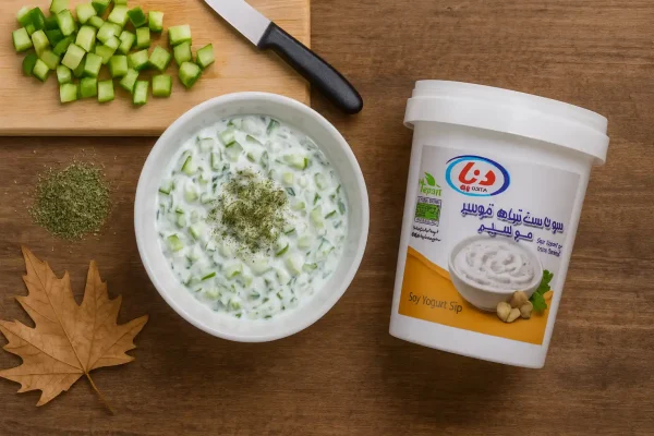 بورانی خیار گیاهی فوری با خیار خرد شده، نعناع خشک و سویا ماست موسیر دنیا؛ نمای از بالا