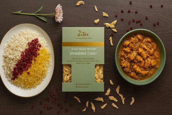 جایگزین سینه مرغ گیاهی زیتکس کنار زرشک پلو و خورش گیاهی با تکه‌های پخته شده محصول