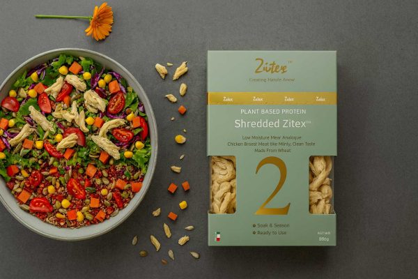 سالاد پروتئینی رنگارنگ با تکه‌های پخته شده جایگزین سینه مرغ گیاهی زیتکس روی میز مدرن