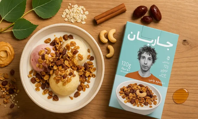 تصویر بستنی وگان با سه اسکوپ رنگی و گرانولا چاربان روی میز چوب سپیدار