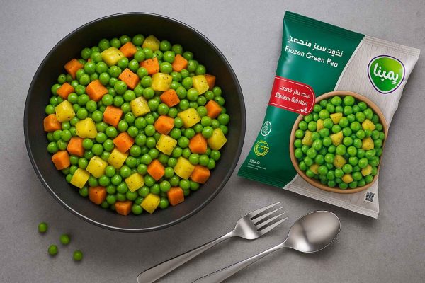 خوراک سبزیجات وگان شامل نخود سبز منجمد پمینا، هویج و سیبزمینی در ظرف مدرن روی میز از نمای بالا