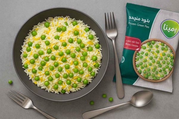 پلو سبزیجات شامل نخود سبز منجمد پمینا با برنج و زعفران در ظرف مدرن روی میز از نمای بالا