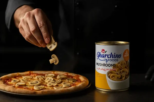 تصویر کنسرو قارچ برش خورده قارچینو در صحنه آشپز حرفه‌ای هنگام افزودن قارچ به پیتزا – مناسب رستوران‌ها و فست‌فودها