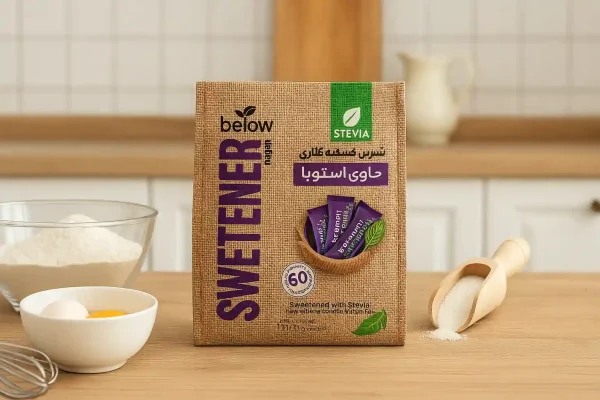 شیرین‌کننده کم کالری حاوی استویا بیلو روی میز آشپزخانه با مواد پخت کیک و نور طبیعی صبحگاهی