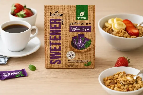 شیرین‌کننده کم کالری حاوی استویا بیلو روی میز صبحانه با فنجان قهوه و کاسه گرانولا و میوه تازه