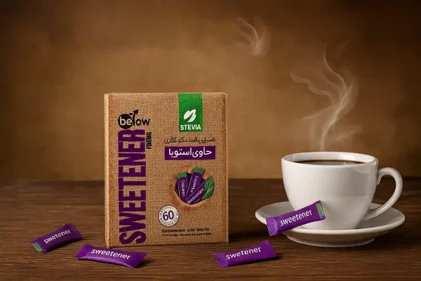 شیرین‌کننده کم کالری حاوی استویا بیلو در کنار فنجان چای داغ روی میز چوبی