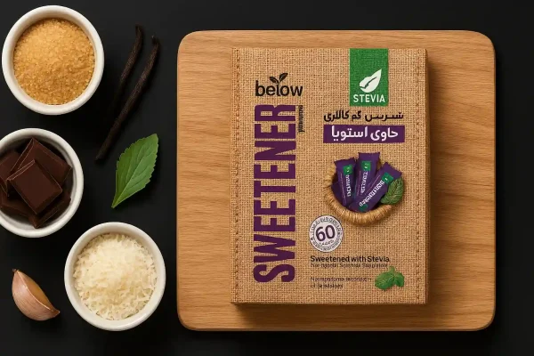 شیرین‌کننده کم کالری حاوی استویا بیلو روی تخته چوبی با برگ استویا و مواد طبیعی اطراف آن