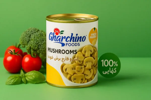 تصویر کنسرو قارچ برش خورده قارچینو در پس‌زمینه سبز سلامت با سبزیجات ارگانیک و نشان ۱۰۰ درصد گیاهی