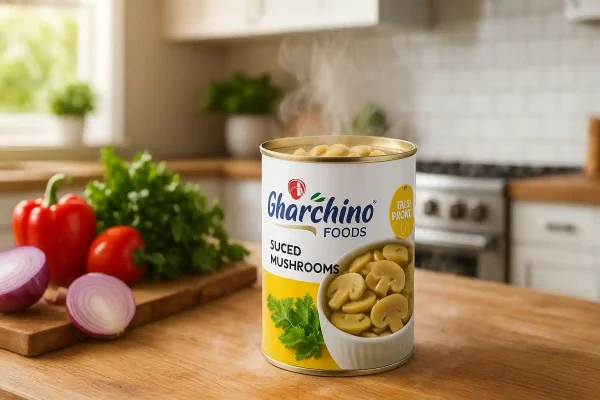 تصویر کنسرو قارچ برش خورده قارچینو در آشپزخانه مدرن با بخار و سبزیجات تازه – مناسب برای خرید و معرفی محصول