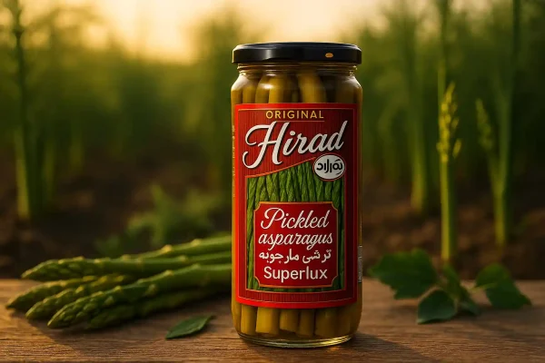 ترشی مارچوبه هیراد روی میز چوبی در مزرعه مارچوبه با نور طلایی غروب خورشید