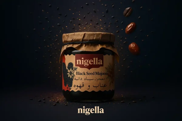 شیشه معجون سیاهدانه عناب و قهوه نایجلا در مرکز تصویر با پس‌زمینه تیره لوکس و ذرات معلق سیاهدانه، عناب و دانه قهوه با افکت هاله‌ای – تصویر تبلیغاتی سبک پرمیوم 