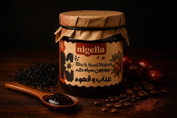 تصویر شیشه معجون سیاهدانه عناب و قهوه نایجلا روی میز چوبی با دانه‌های سیاهدانه، عناب، دانه قهوه و پودر کاکائو در کنار آن – عکاسی تبلیغاتی سورن فودز 