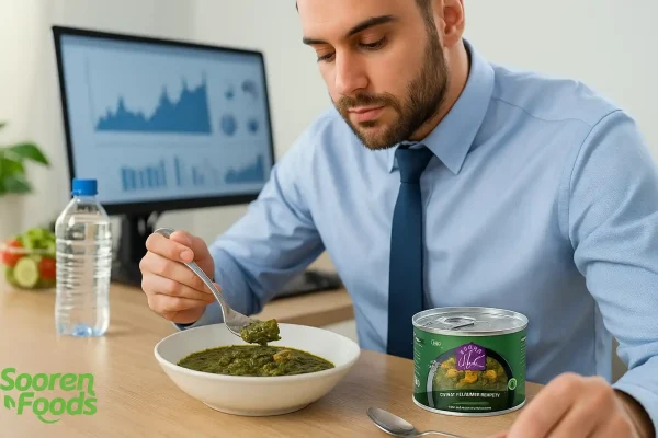 مرد شاغل در حال خوردن کنسرو آلو اسفناج گیاهی گیلانی سورن فودز در محل کار