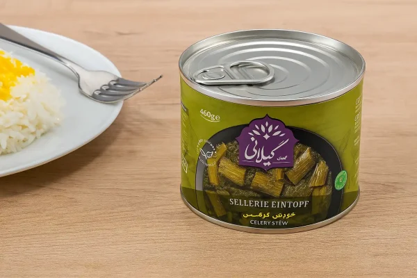 تصویر کنسرو خورش کرفس گیلانی در کنار بشقاب برنج زعفرانی روی میز چوبی روشن