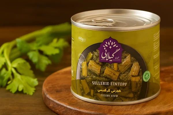 تصویر بستهبندی کنسرو خورش کرفس گیلانی سورن فودز با ساقههای تازه کرفس و برگ جعفری در پسزمینه