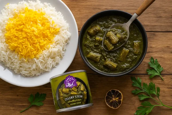 تصویر خورش کرفس گیلانی وگان روی میز چوبی با برنج زعفرانی و بستهبندی کنسرو سورن فودز