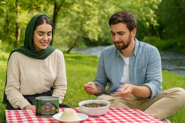 زوج جوان در طبیعت شمال ایران در حال خوردن کنسرو آلو اسفناج بدون گوشت گیلانی سورن فودز