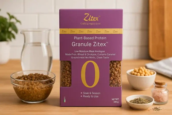 تصویر تبلیغاتی جایگزین گوشت چرخ کرده گیاهی زیتکس در آشپزخانه سالم با مواد اولیه و بک‌گراند چوبی