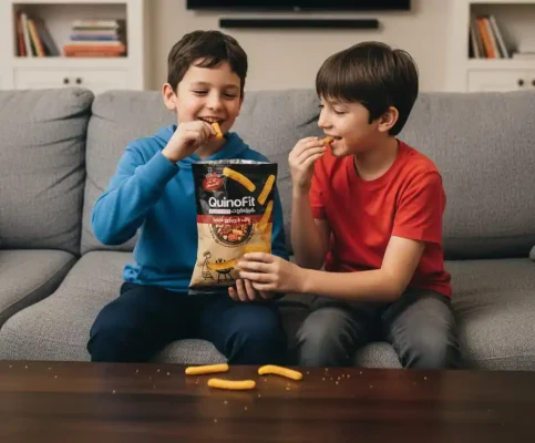 دو کودک ده ساله در حال خوردن پاف باربیکیو کینوا کینوفیت هستند